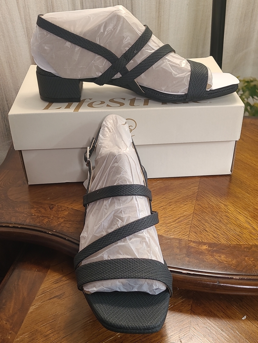 New in box! Life Stride Janet Women’s 10 Black Strappy Low Block Heel Sandals